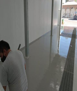 Piso epóxico terminado en área de producción